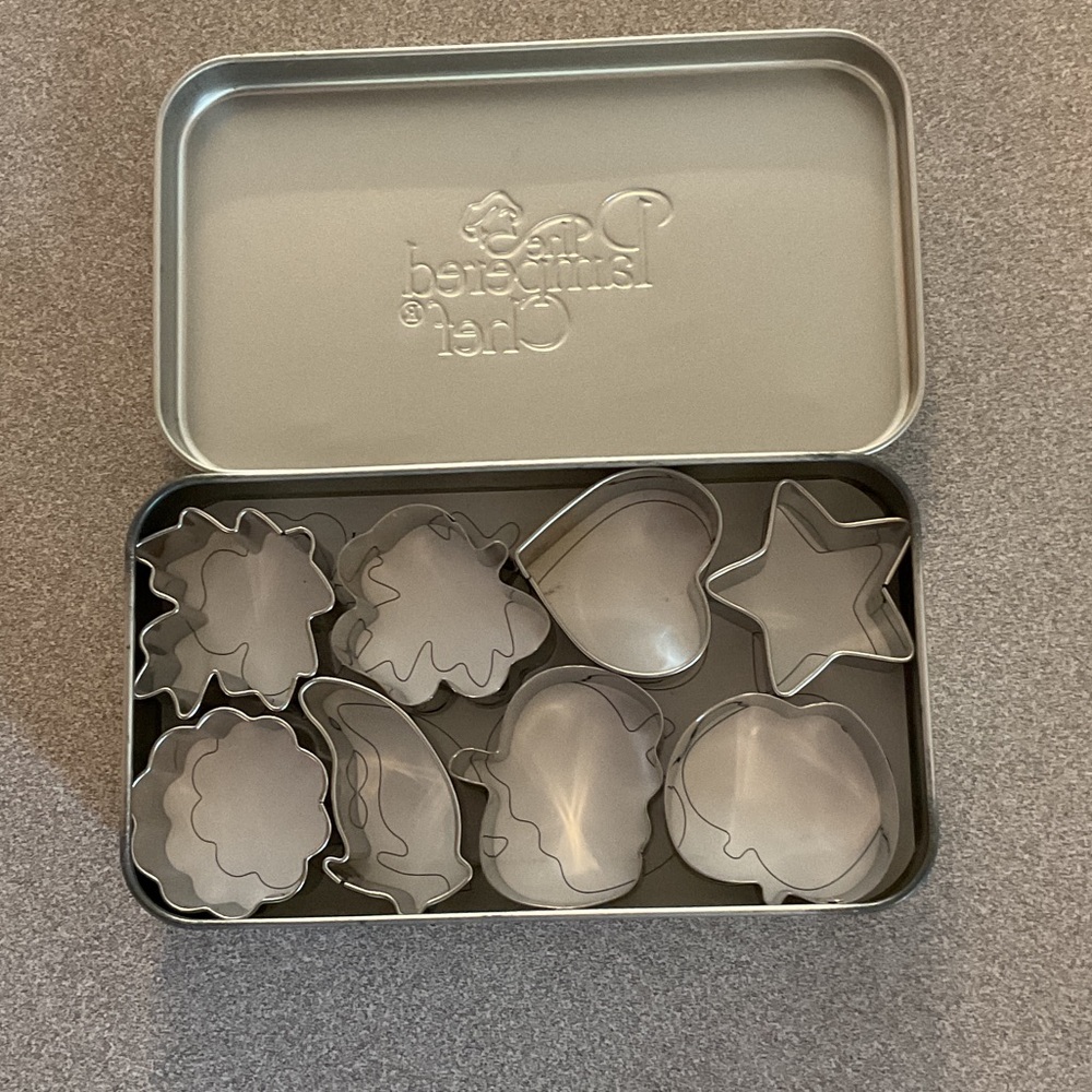 The Pampered Chef Silver Creative Cutters Set 1095 set of 8 cutters